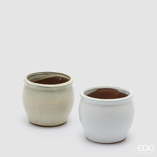 due vasi piccoli e tondi di ceramica, colore beige e bianco