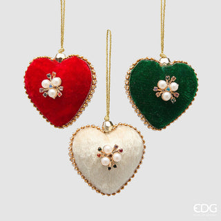 tre cuori natalizi ornamentali di colore rosso, verde e bianco